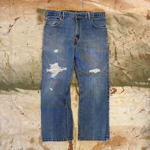 Distressed Light Wash Levi's 517 Jeans Measure 34x27
